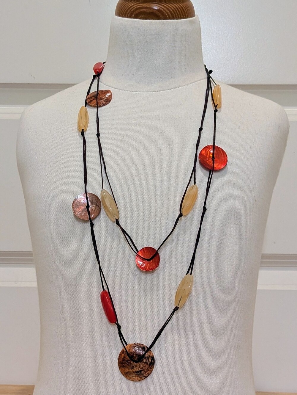EUC Vintage 90s Yves Rocher 56" Mother of Pearl and Resin Extra Long Necklace